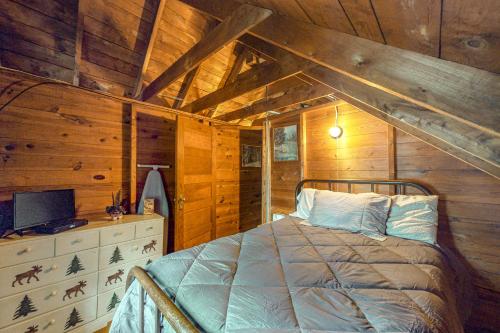 Voodi või voodid majutusasutuse Peace N Quiet Cabin on the Lake toas