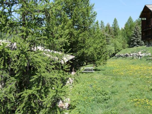 um parque com um banco num campo com árvores em Val d Azur B C em Molines-en-Queyras