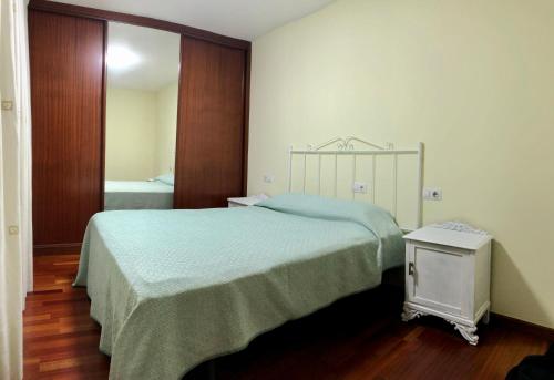 モンフォルテ・デ・レモスにあるVivenda da Avoaのベッドルーム1室(ベッド1台、小さなテーブル付)