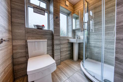 a bathroom with a toilet and a shower and a sink at Modern 3 Bedroom 2 Bath House with Parking by 360Midlands Wednesbury, Birmingham in Birmingham