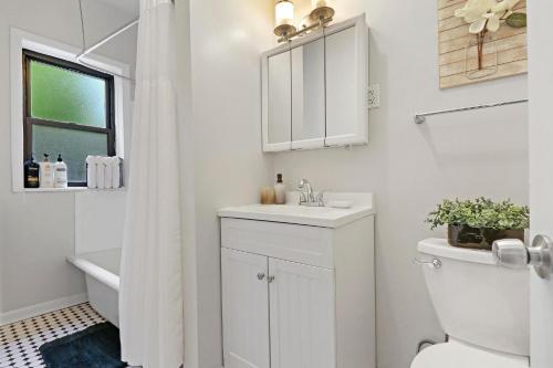 Ένα μπάνιο στο Warm & Lovely 2BR Apt close to Dining & Shops - Touhy 1S