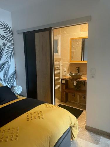 une chambre avec un lit et une salle de bain avec un lavabo dans l'établissement Gite les pieds dans l'eau, à Chaumont-sur-Loire