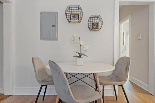 Gallery image of Warm & Lovely 2BR Apt close to Dining & Shops - Touhy 1S in Chicago