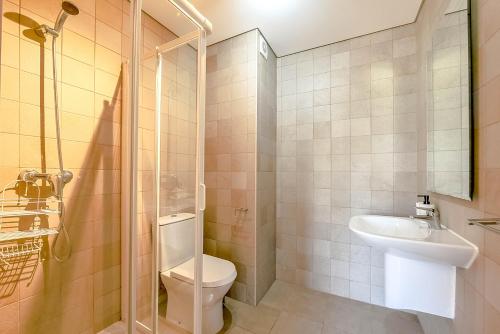 een badkamer met toilet en wastafel bij Penthouse Quilha in Fuzeta