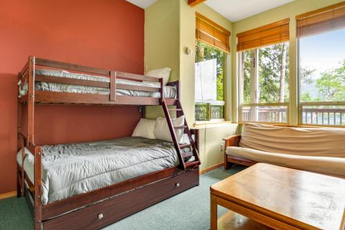 Postel nebo postele na pokoji v ubytování Lake Sutherland Ski Condo