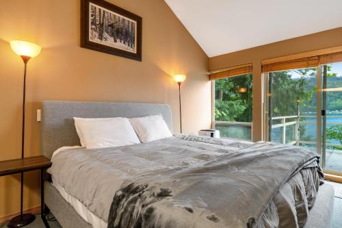 Postel nebo postele na pokoji v ubytování Lake Sutherland Ski Condo