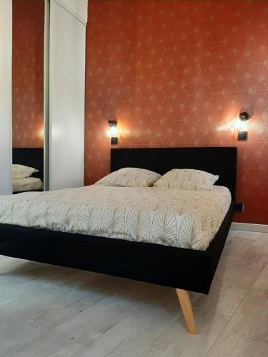 une chambre avec un grand lit et un miroir dans l'établissement Laetitia et Yaniv Dagon, à Elne