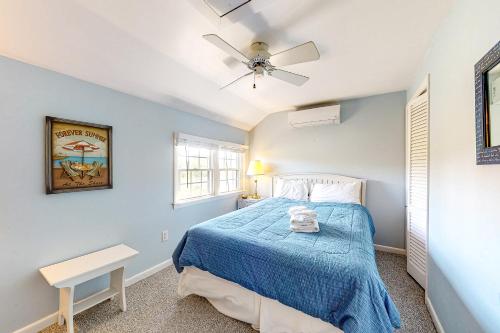 1 dormitorio con 1 cama y ventilador de techo en Poppy P-Town, en Provincetown