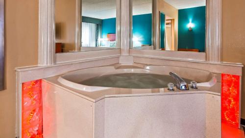 bañera grande con espejo grande en Best Western Warren Hotel, en Warren