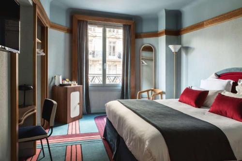 パリにあるHôtel Mercedesの大きなベッドと窓が備わるホテルルームです。