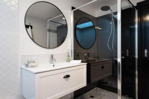 un baño con lavabo y espejo en Cricklewood- 2 bedroom enchanting miner's cottage, en Daylesford