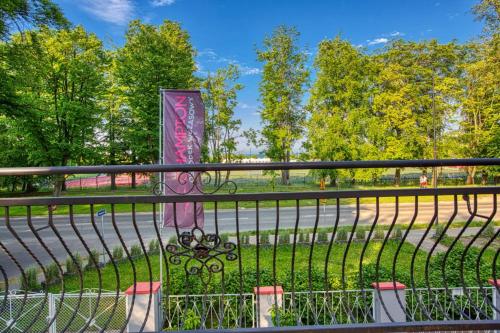 a view of a park through a fence at Ośrodek Wypoczynkowy CHAMPION in Władysławowo
