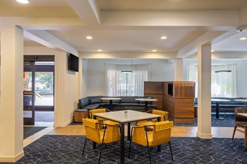 Ruang duduk di Sonesta Select San Ramon