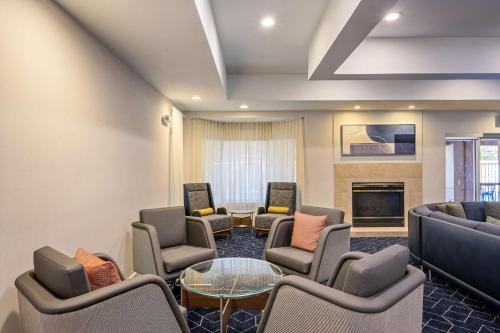 Ruang duduk di Sonesta Select San Ramon