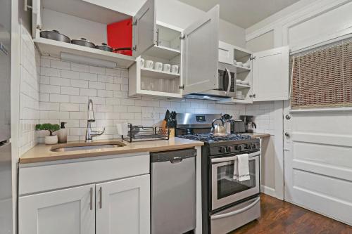 Photo de la galerie de l'établissement 2BR Lively & Chic Apartment close to Shops - Touhy 3S, à Chicago