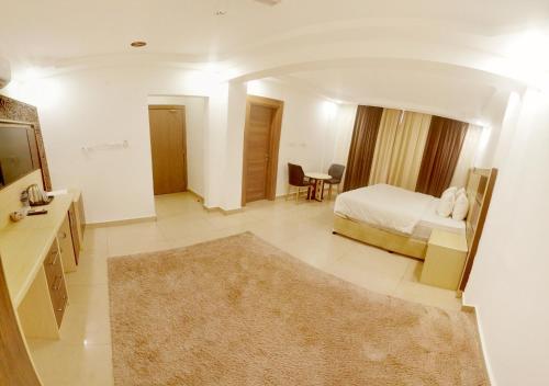 a hotel room with a bed and a bathroom at Diamond Star Hotel فندق النجمة الماسية in Seeb