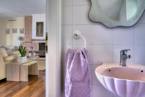 Ένα μπάνιο στο Seaview Villa & Suites