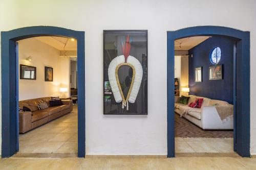 a living room with two doors leading into a living room at Pousada Casa dos Autores in Paraty