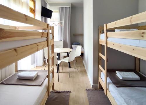 Una cama o camas en una habitación de Apart Hostel S8