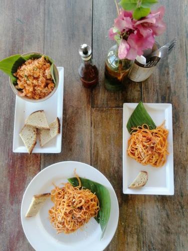 a table with three plates of food with spaghetti at SUITE CON TERRAZA PANORAMICA in Puebloviejo