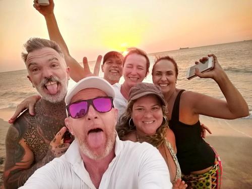 a group of people posing for a picture on the beach at SUITE CON TERRAZA PANORAMICA in Puebloviejo