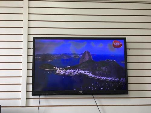 En TV eller et underholdningssystem på Meu Apartamento a 15min de Copacabana