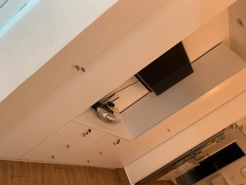 a living room with a vaulted ceiling at Espectacular Apartamento En Tanama Cap Cana in Punta Cana