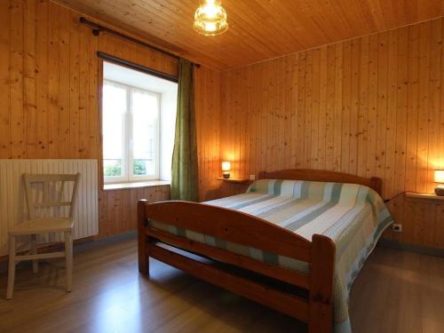 1 dormitorio con cama, ventana y silla en Gîte Araules, 5 pièces, 8 personnes - FR-1-582-245 en Araules
