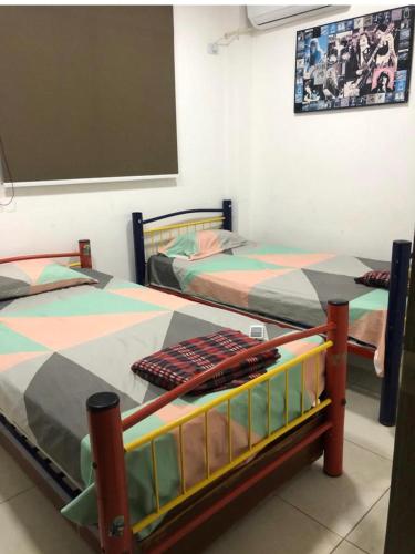 Pokój z 2 łóżkami i tablicą kredową w obiekcie KsaMarita w mieście Salinas