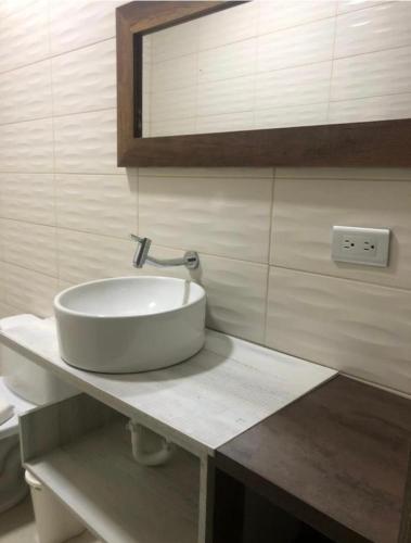 サリナスにあるKsaMaritaのバスルーム(白い洗面台付)