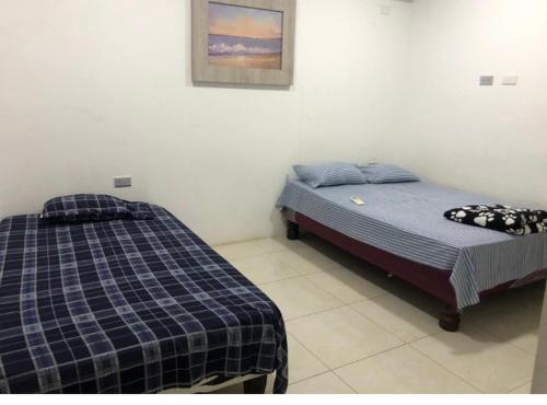 sypialnia z 2 łóżkami w pokoju w obiekcie KsaMarita w mieście Salinas