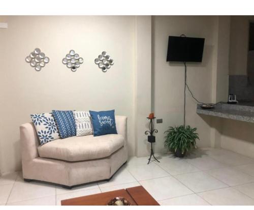 薩利納斯的住宿－KsaMarita，带沙发和电视的客厅