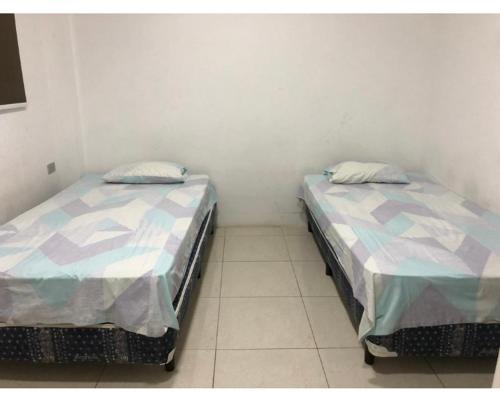 - deux lits assis l'un à côté de l'autre dans une pièce dans l'établissement KsaMarita, à Salinas