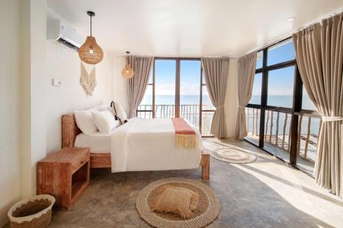 1 dormitorio con cama y vistas al océano en Impossible Cliff House, en Uluwatu