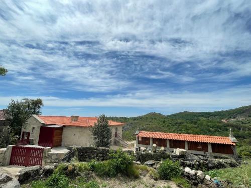 a house with a red roof on a hill at Casa do Afonso in Brufe