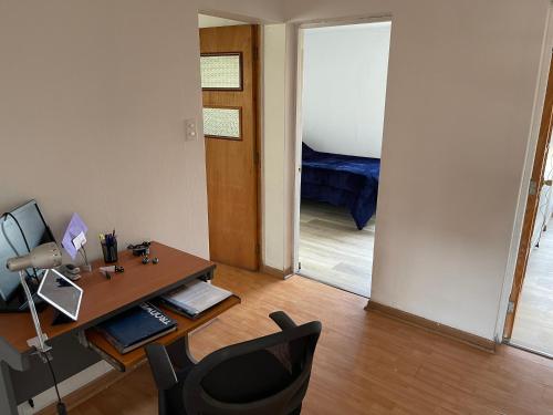 a room with a desk and a chair and a bedroom at Hermoso Depto Terraza in Rancagua
