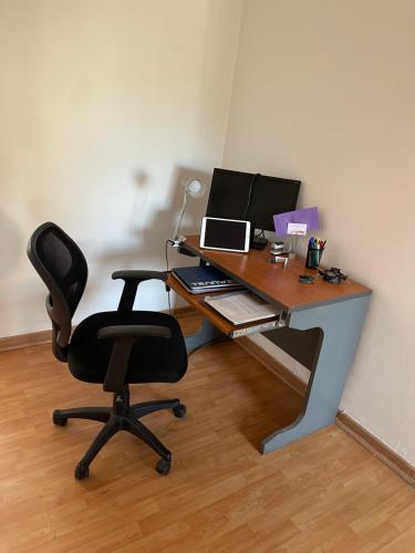 an office with a desk with a computer and a chair at Hermoso Depto Terraza in Rancagua