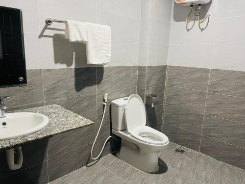 La salle de bains est pourvue de toilettes et d'un lavabo. dans l'établissement THẢO AN 2 HOTEL Huế, à Thôn Lại Thê