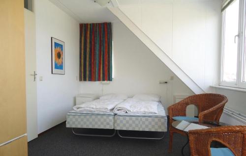 StevensweertにあるPorta Isola - Villa Water 105のベッドと窓が備わる小さな客室です。