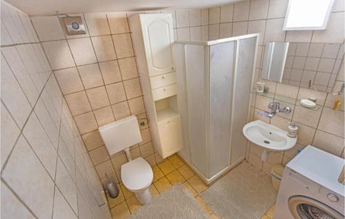 Baño pequeño con aseo y lavamanos en Awesome Home In Mokronog With Sauna, 2 Bedrooms And Wifi, en Mokronog