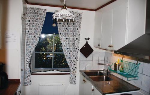uma cozinha com um lavatório e uma janela em 2 Bedroom Pet Friendly Home In Nttraby em Bredavik
