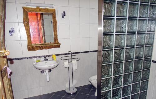 bagno con lavandino, servizi igienici e specchio di 2 Bedroom Amazing Apartment In Sandnes a Bråstein