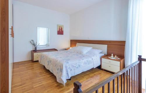 A bed or beds in a room at Cozy Apartment In Pula With Wifi