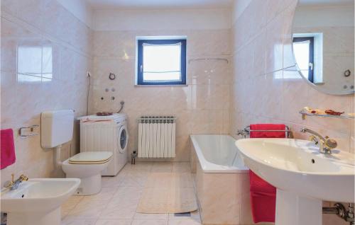 A bathroom at Cozy Apartment In Pula With Wifi