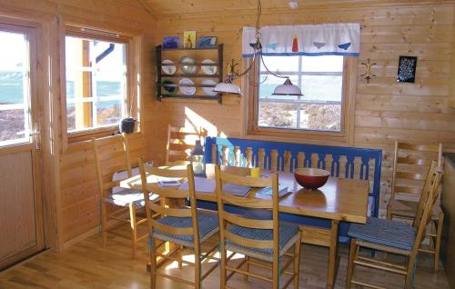 comedor con mesa de madera y sillas en Gorgeous Home In Korssund With Kitchen, en Korssund