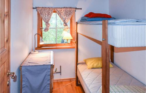 2 Bedroom Stunning Home In Yngsj tesisinde bir ranza yatağı veya ranza yatakları
