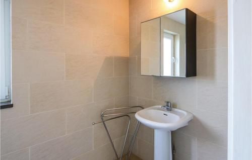 ein Bad mit einem Waschbecken und einem Spiegel in der Unterkunft Awesome Home In Bunkeflostrand With Kitchen in Bunkeflostrand