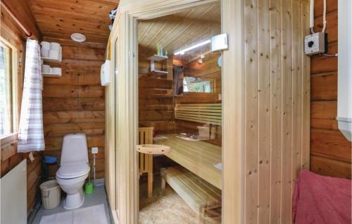 a bathroom with a toilet in a log cabin at 2 Bedroom Stunning Home In rkelljunga in Fasalt
