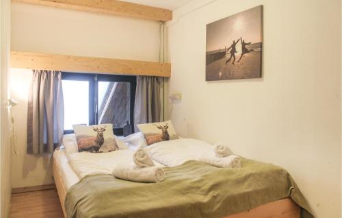 a bedroom with a bed with towels on it at Vakantiewoning 4 in Simpelveld
