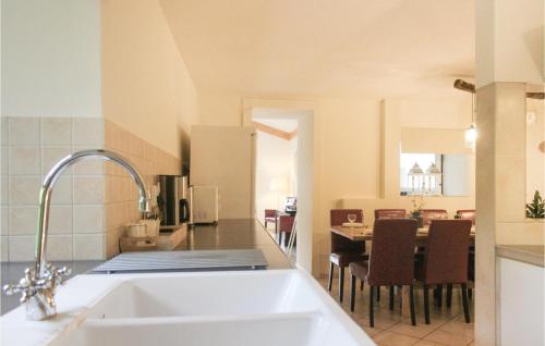 een keuken met een wastafel en een tafel met stoelen bij Vakantiewoning 4 in Simpelveld